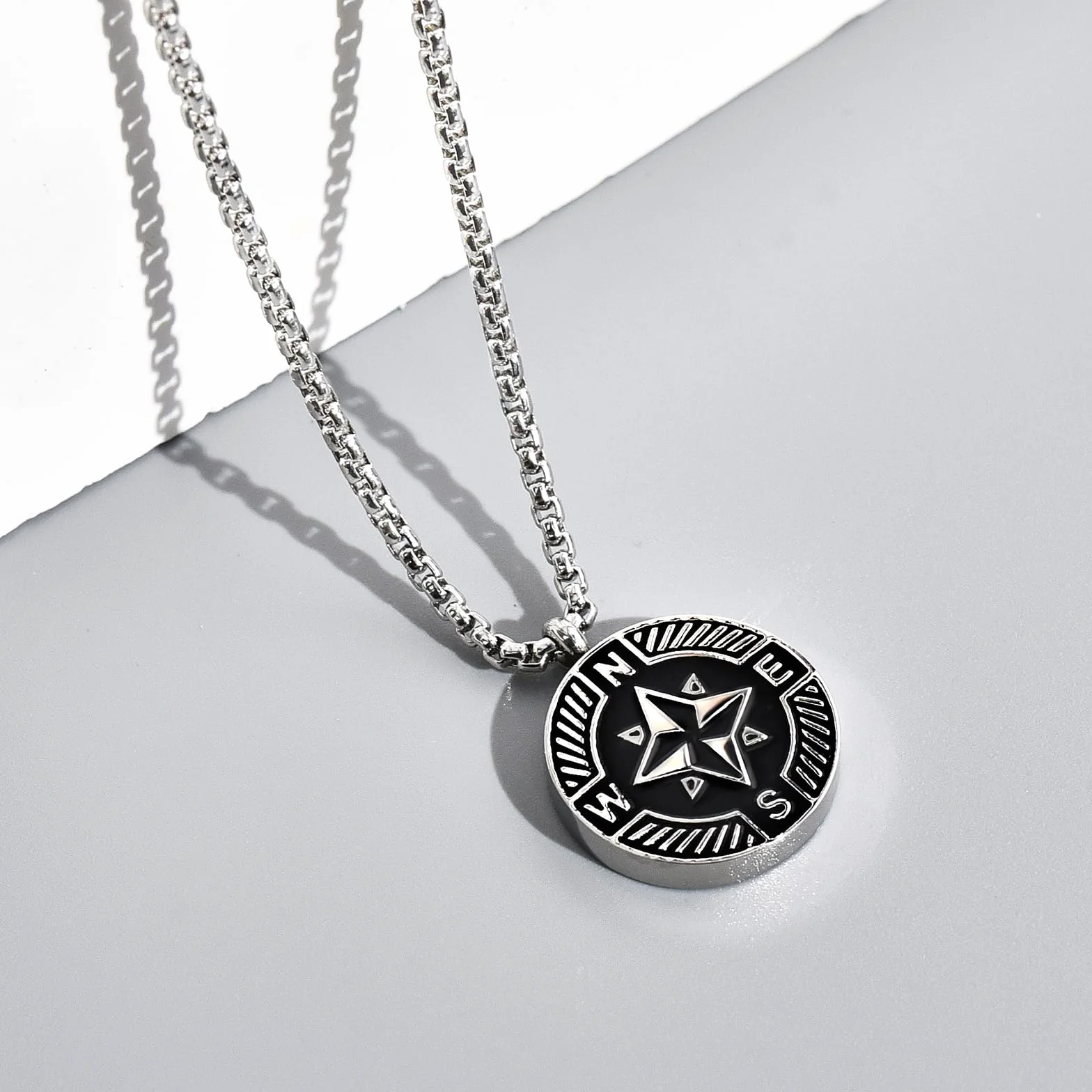 YELUWA Collar de acero inoxidable forjado con brújula para hombre, negro y plata