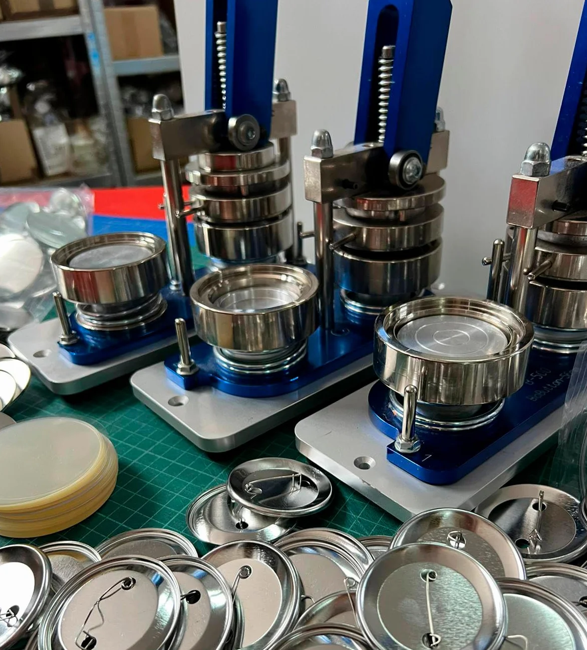 100 Consumibles Chapas para Hacer con Alfiler 38 mm y Plástico Protector para Máquinas B150 F300 B500 B700