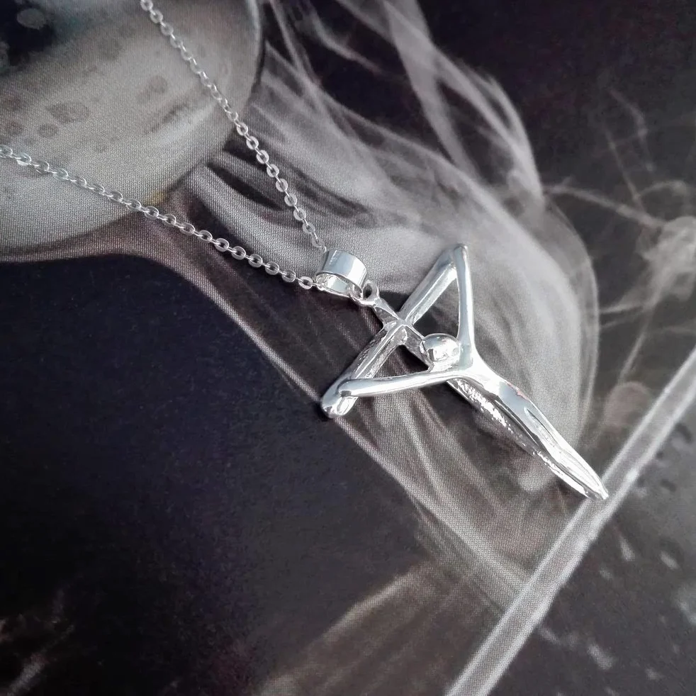 Collar Cruz con Cristo Brillante en Plata de Ley 925, con Estuche y Cadena | Colgante de 2,8x2,2 cm, joyería artesanal, regalo comunión, confirmación o cumpleaños