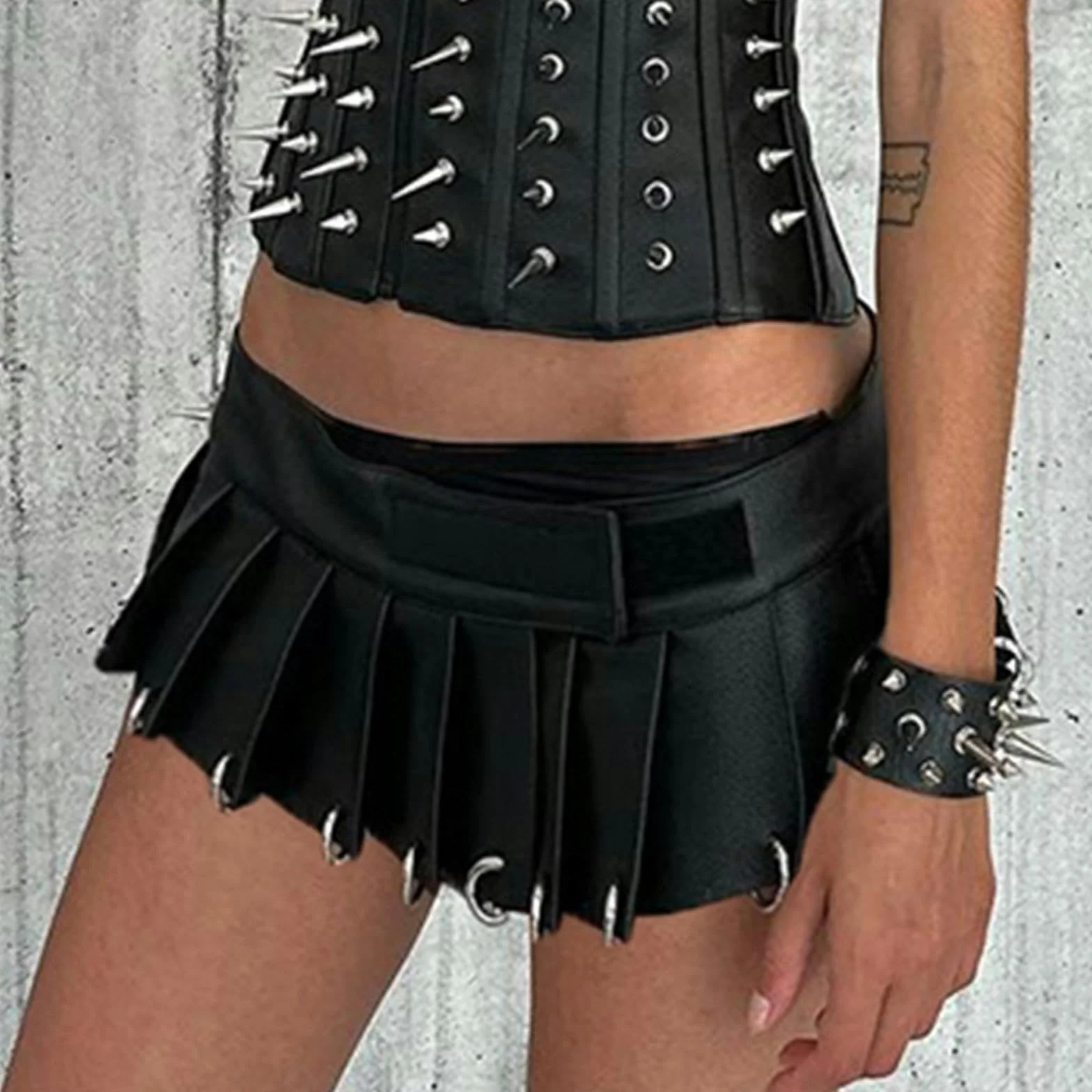 Falda Plisada Decorada De Metal Estilo Punk Oscuro Corta De Cintura Baja Negro