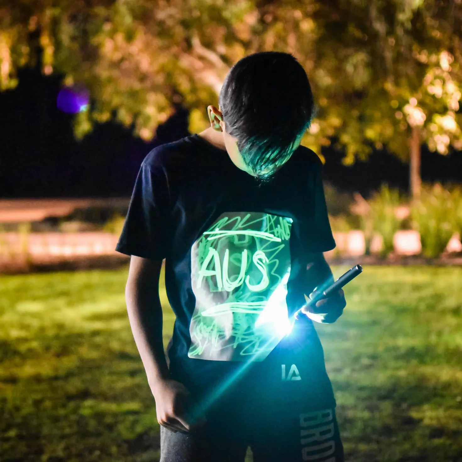 Camiseta con luz interactiva que brilla en la oscuridad