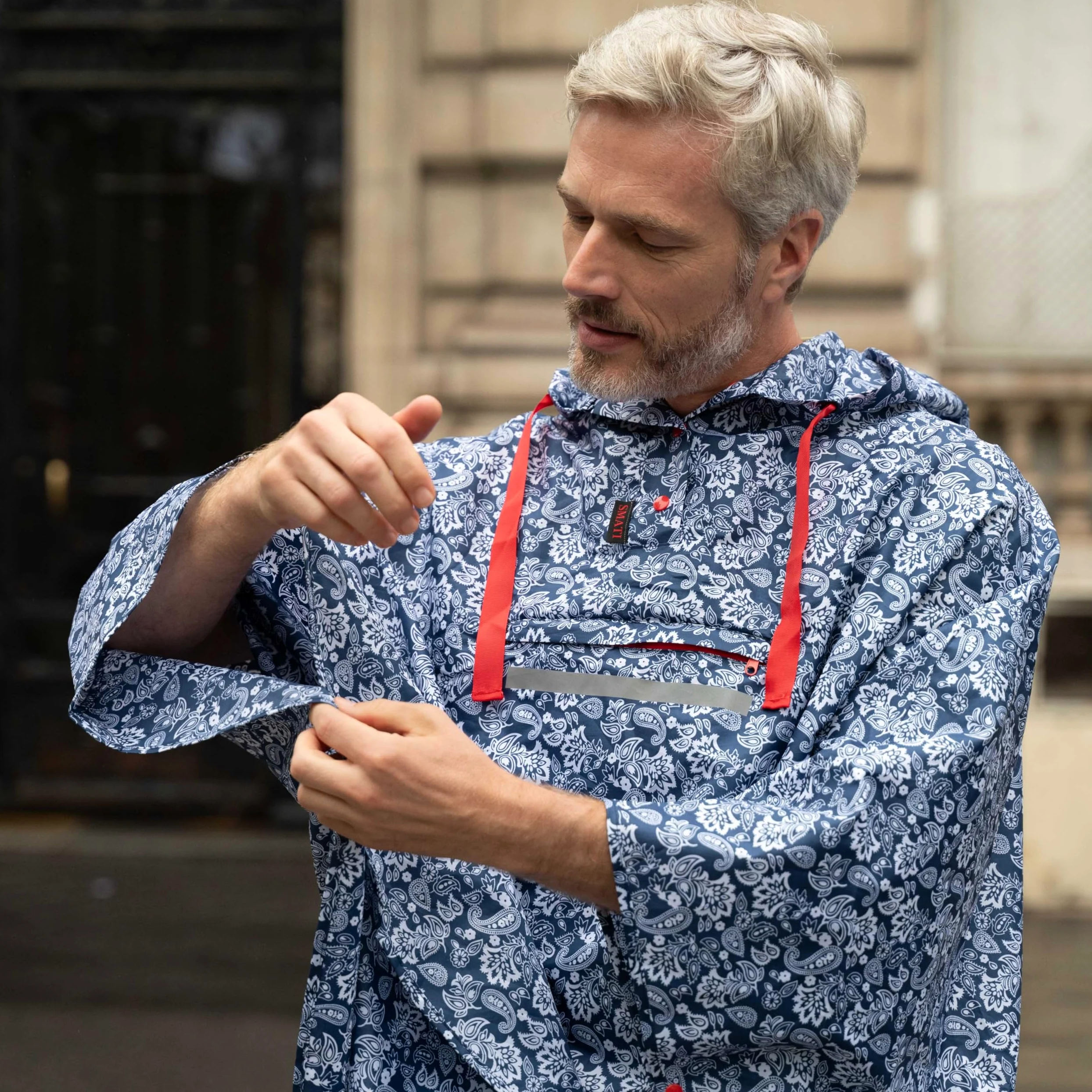 SMATI - Poncho/Capa para la Lluvia con Capucha. Moda para Mujer. Tejido Impermeable de Calidad. para Actividades al Aire Libre, Ciclismo, Motociclismo, Senderismo