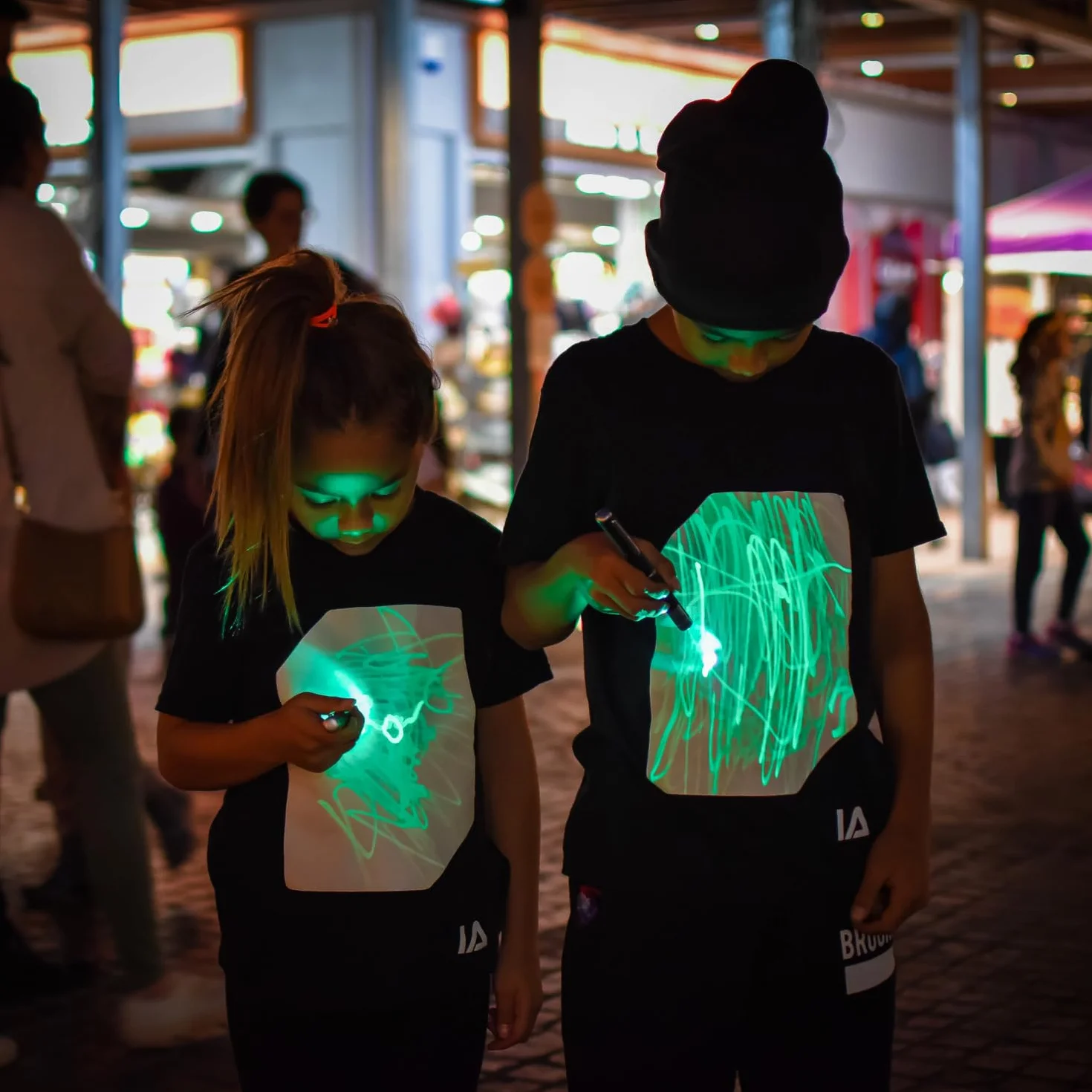 Camiseta con luz interactiva que brilla en la oscuridad