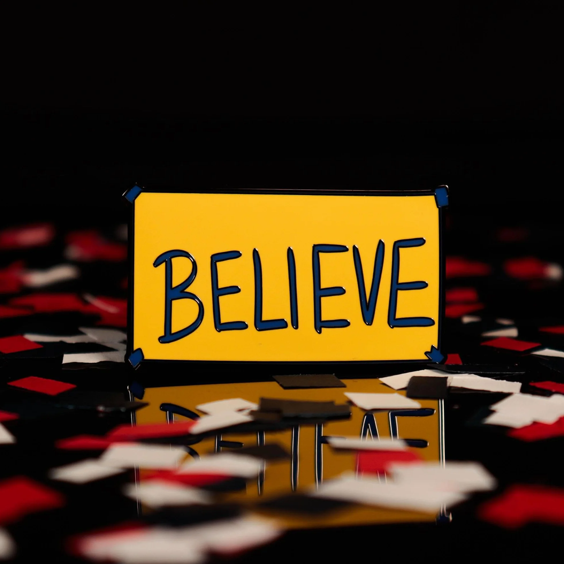 Ted Lasso "Believe" - Pin de solapa esmaltado oficial inspirado en la exitosa serie de televisión, coleccionable motivacional para fanáticos, amantes de la televisión y compradores de regalos
