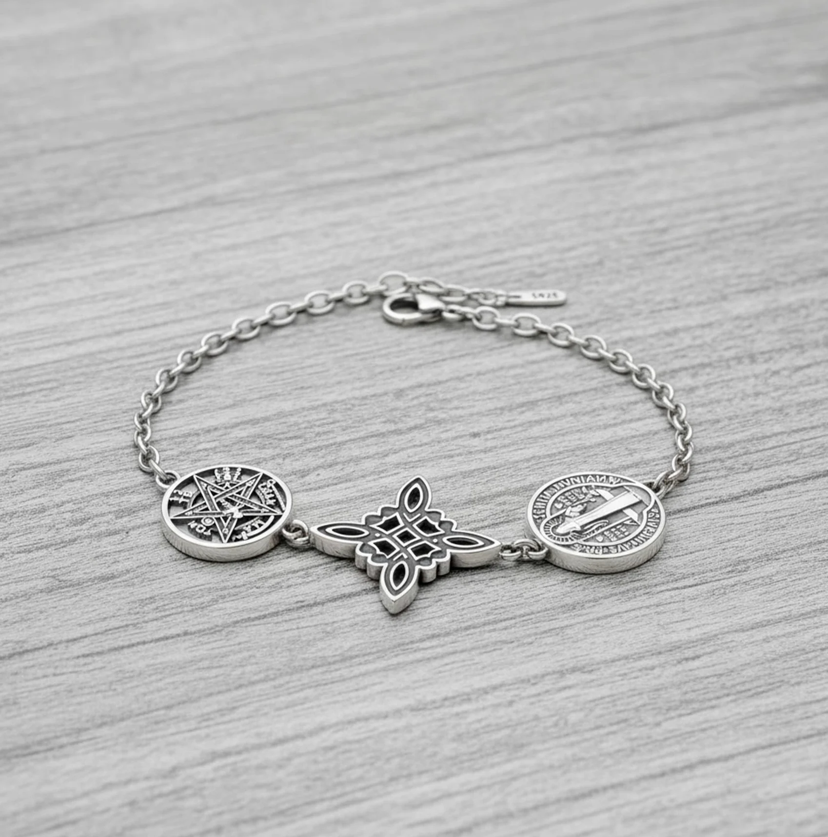 Pulsera Triple protección de Plata ley 925 Rodiada Medallla de San benito, Amuleto, 18 cm Ajustable
