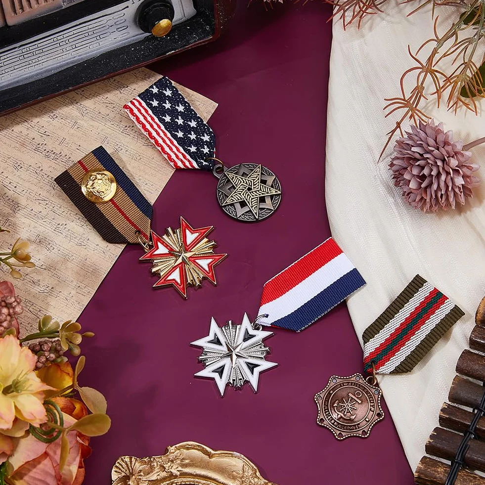 SUPERFINDINGS 4 piezas insignias militares retro estilo británico preppy colgante vintage medallas