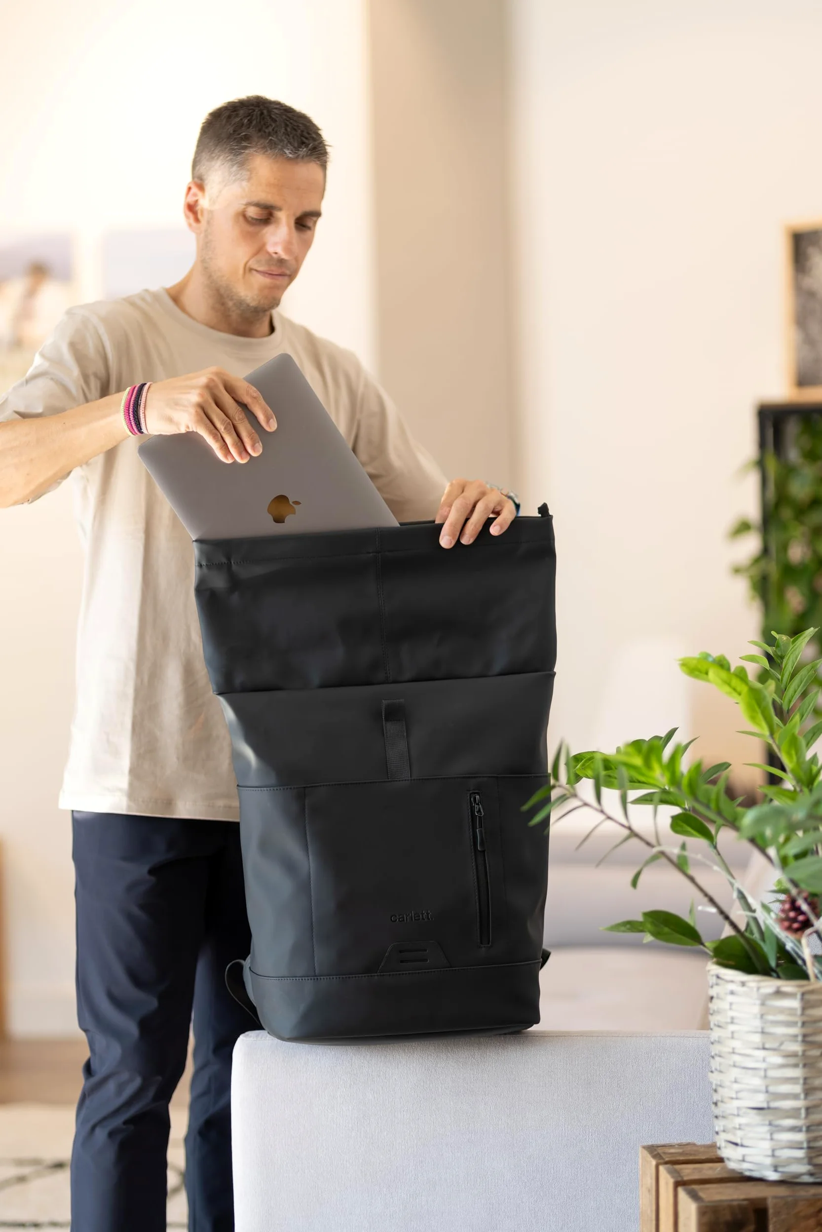Carlett Mochila Urban, Mochila Urbana Unisex con Apertura Enrollable, Tejido Impermeable, Gran Capacidad Ajustable de 22L a 32 L y Múltiples Bolsillos, Color Negro