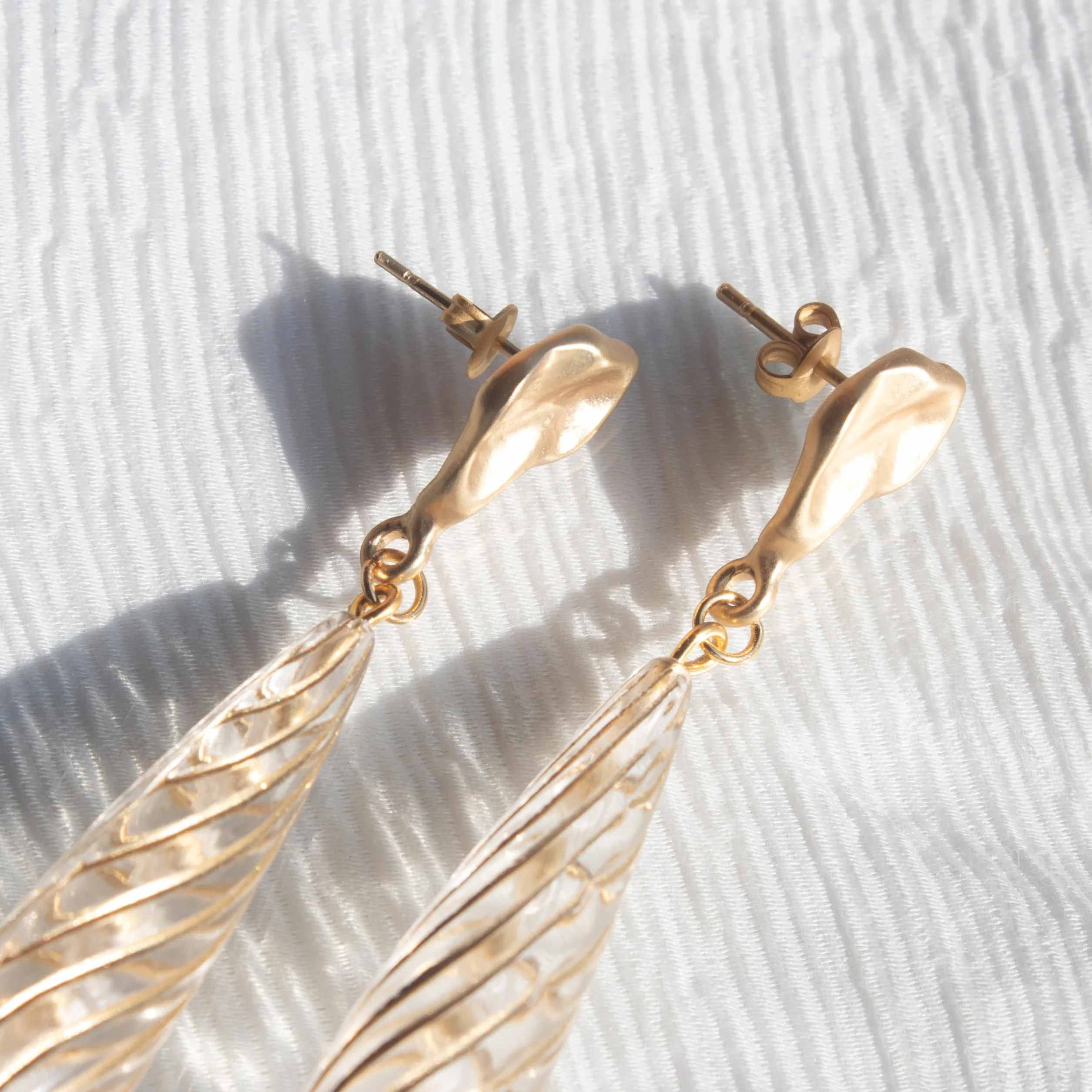 Pendientes Mujer Colgantes Largos Dorados Gota de Agua Zamak Dorado Mate y Resina Cierre de Tuerca Bohemio