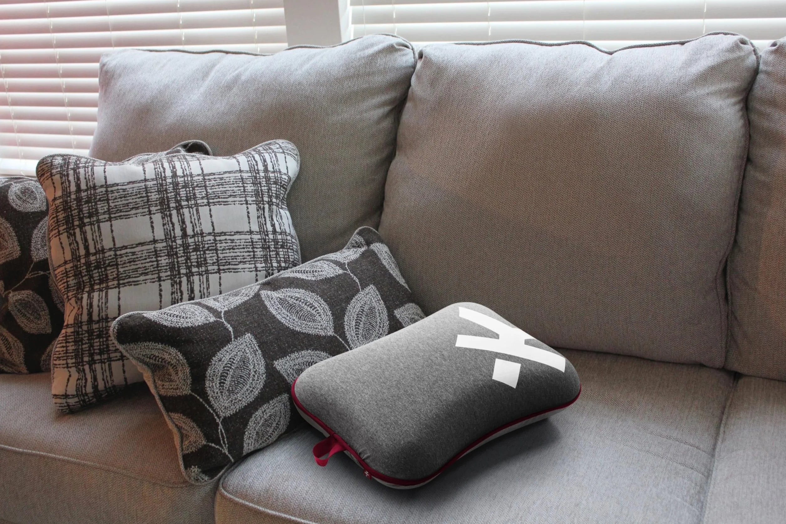 SKROSS - Almohada de Viaje - Almohada de Viaje Ultra cómoda en Espuma de Memoria 100% PU - Lining Lavable - Máquina de Tren de Uso del Aire - Color Gris