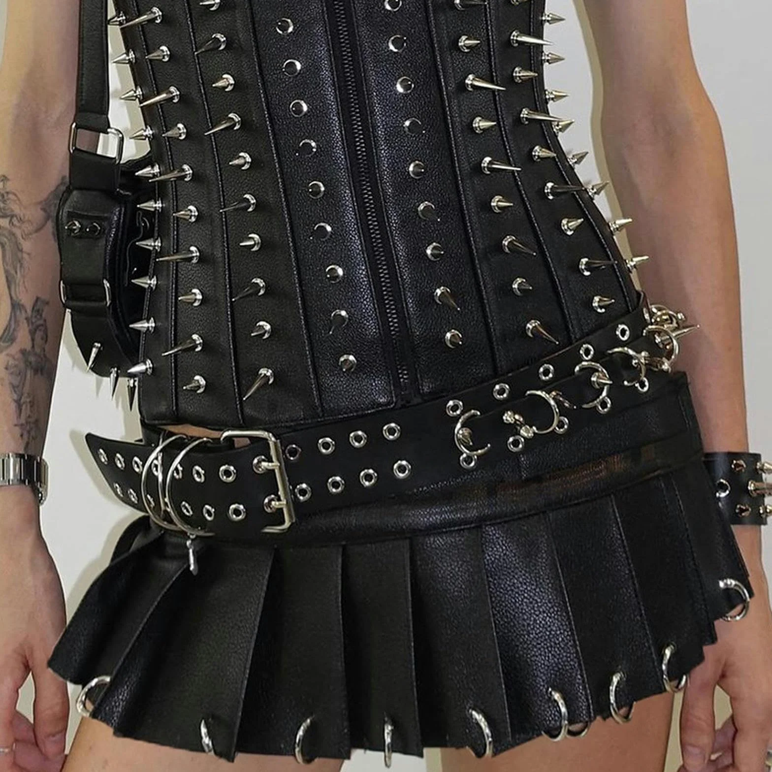 Falda Plisada Decorada De Metal Estilo Punk Oscuro Corta De Cintura Baja Negro