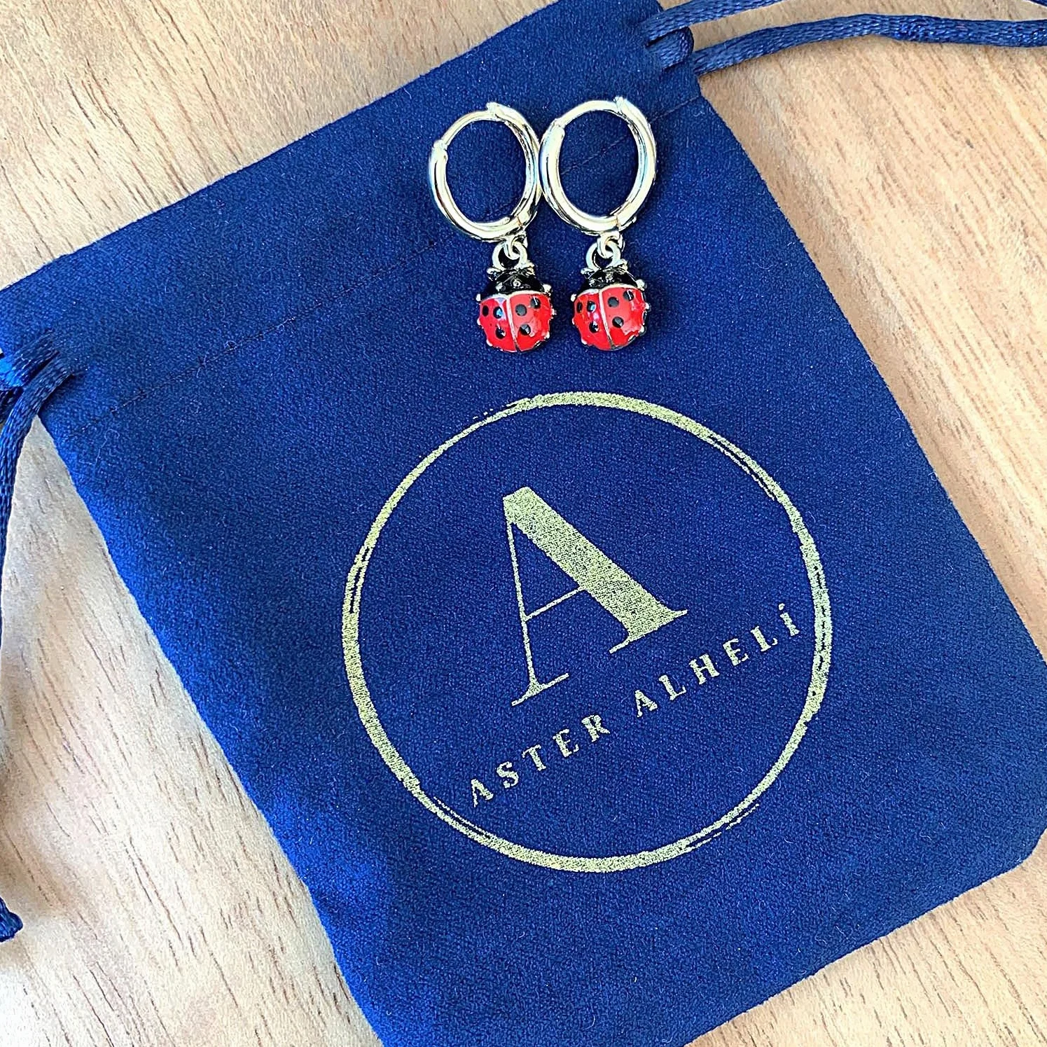ASTER ALHELÍ Pendientes Dorados Mujer Mariquitas Aros Pequeños Chapados en Oro Colgantes Mariquita Roja Regalo Original