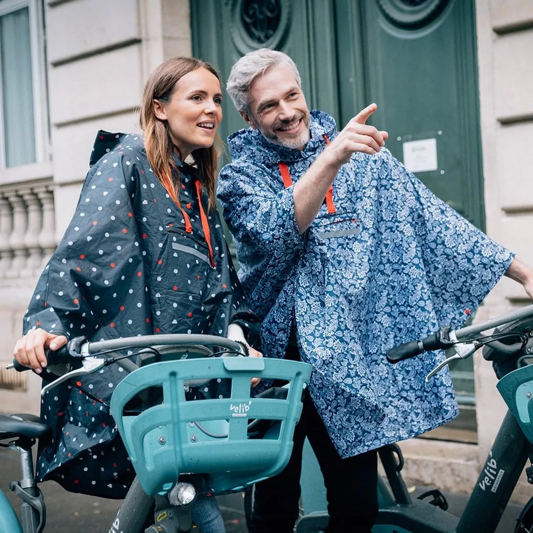 SMATI - Poncho/Capa para la Lluvia con Capucha. Moda para Mujer. Tejido Impermeable de Calidad. para Actividades al Aire Libre, Ciclismo, Motociclismo, Senderismo
