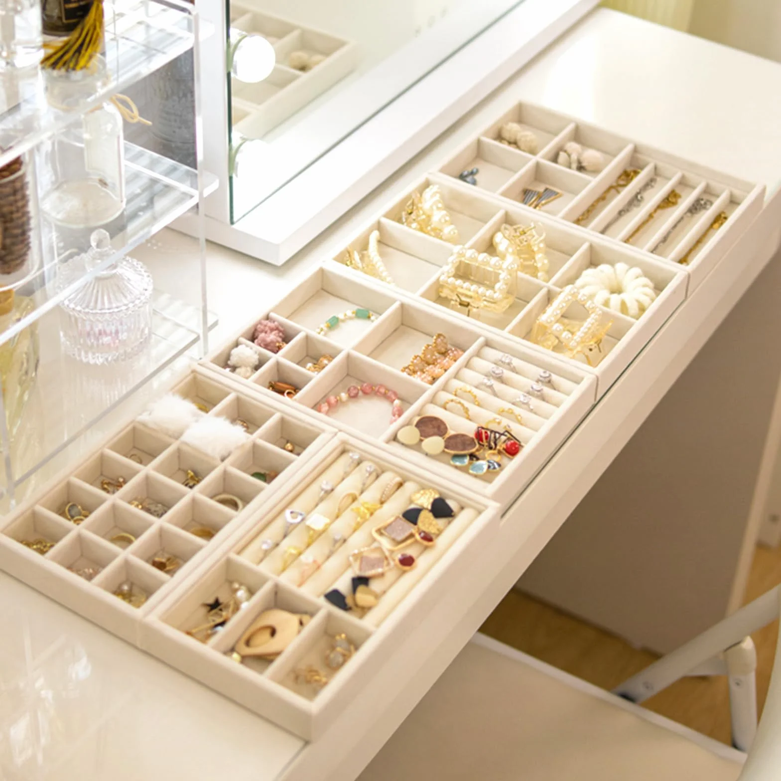 SUKARNE 6 bandejas para joyas, terciopelo para cajones, organizador de joyas apilable, cajón de almacenamiento para pendientes, anillos, pulseras, broches, collares (beige)