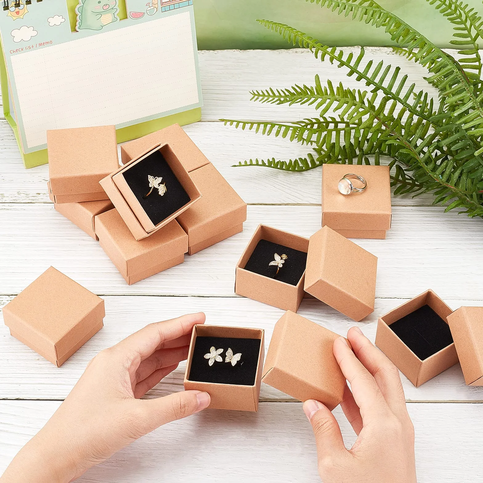 NBEADS Caja de Joyas 24 Piezas, Cajas de Cartón Kraft 5x5x3cm para Exhibición de Aretes, Anillos y Collares