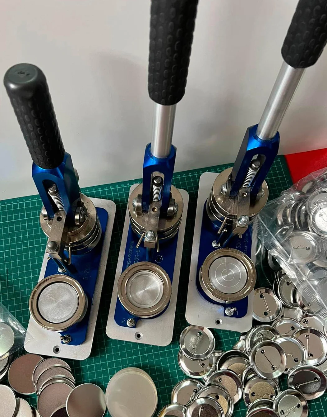 100 Consumibles Chapas para Hacer con Alfiler 38 mm y Plástico Protector para Máquinas B150 F300 B500 B700