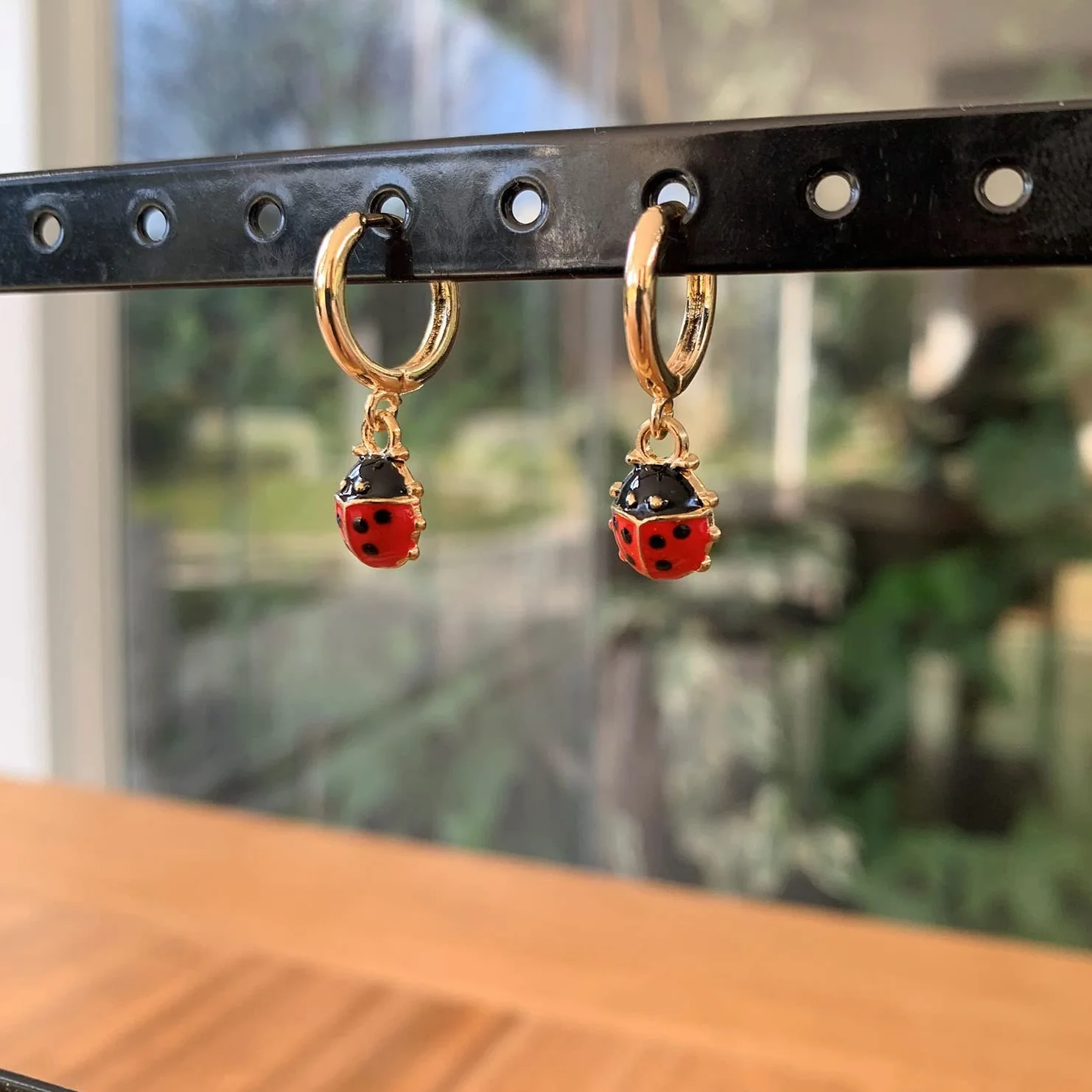 ASTER ALHELÍ Pendientes Dorados Mujer Mariquitas Aros Pequeños Chapados en Oro Colgantes Mariquita Roja Regalo Original