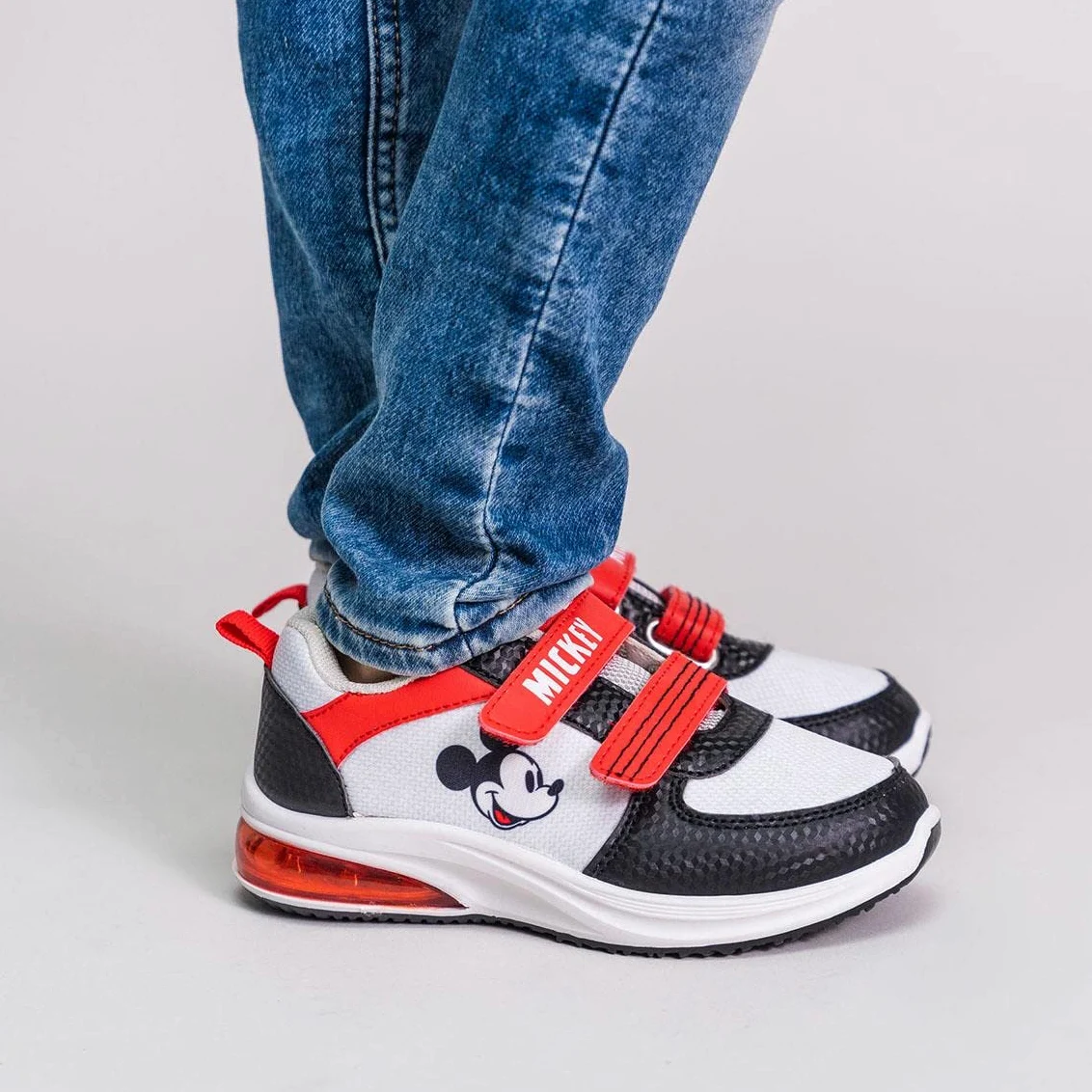 CERDÁ Life'S Little Moments Zapatillas Niño Luces de Mickey Mouse con Velcro para Facilitar Su Independencia Y Comodidad Y Refuerzo En La Puntera ZapatillasNiños