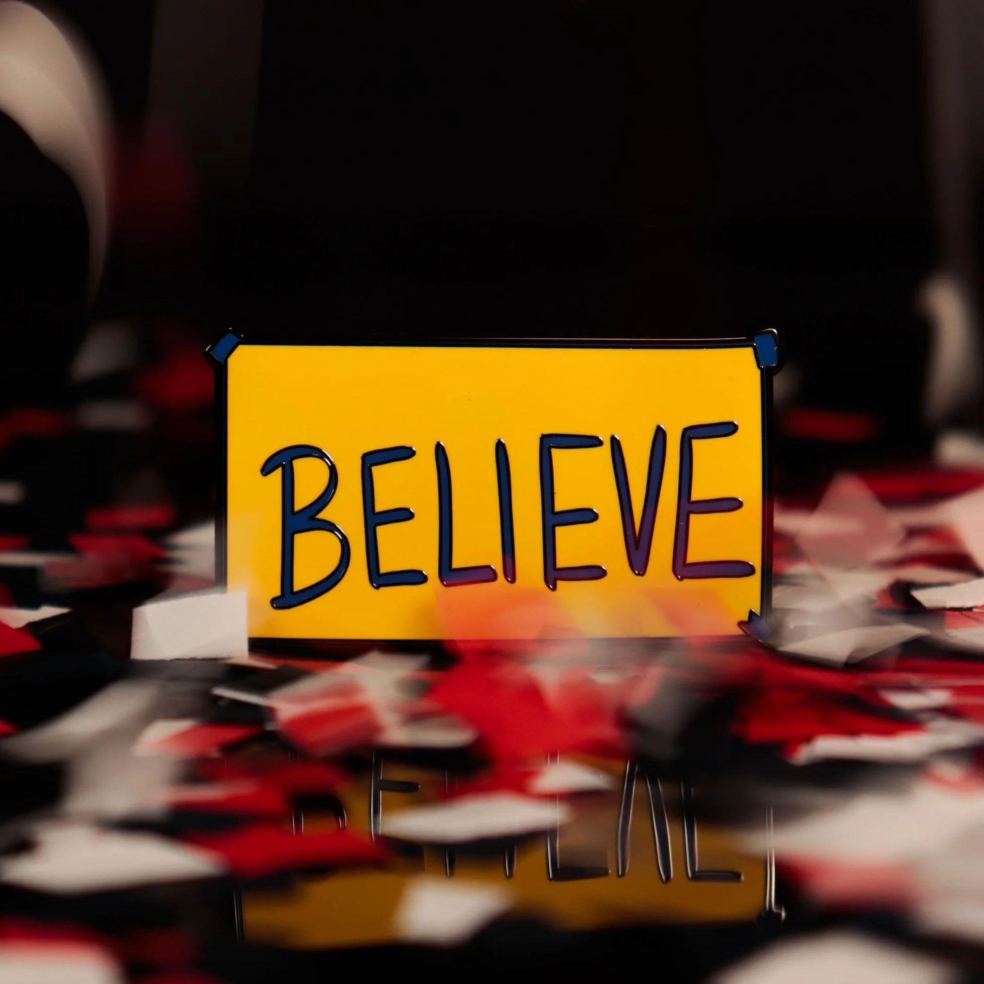 Ted Lasso "Believe" - Pin de solapa esmaltado oficial inspirado en la exitosa serie de televisión, coleccionable motivacional para fanáticos, amantes de la televisión y compradores de regalos