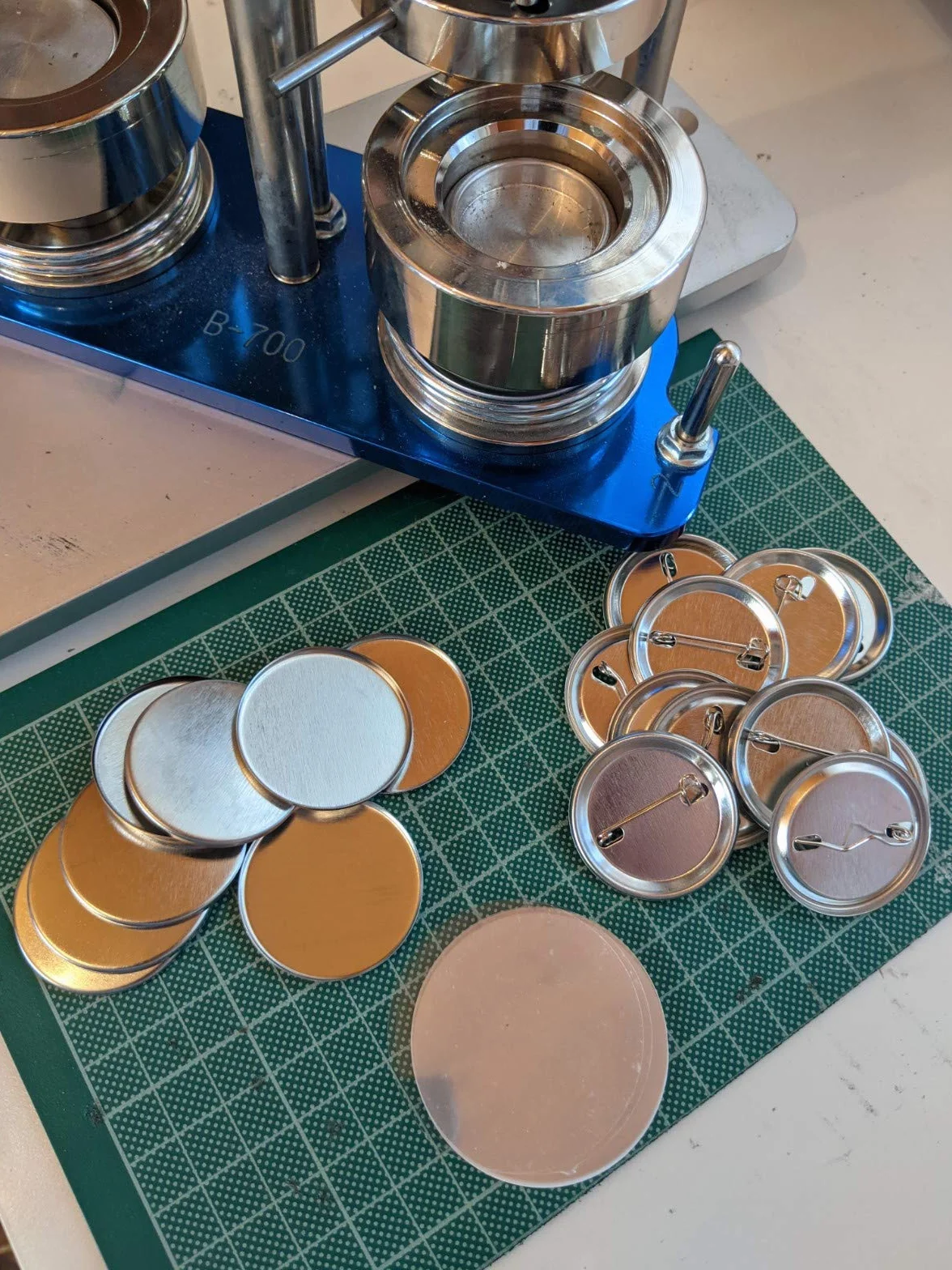 100 Consumibles Chapas para Hacer con Alfiler 38 mm y Plástico Protector para Máquinas B150 F300 B500 B700