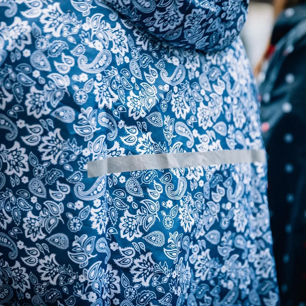 SMATI - Poncho/Capa para la Lluvia con Capucha. Moda para Mujer. Tejido Impermeable de Calidad. para Actividades al Aire Libre, Ciclismo, Motociclismo, Senderismo