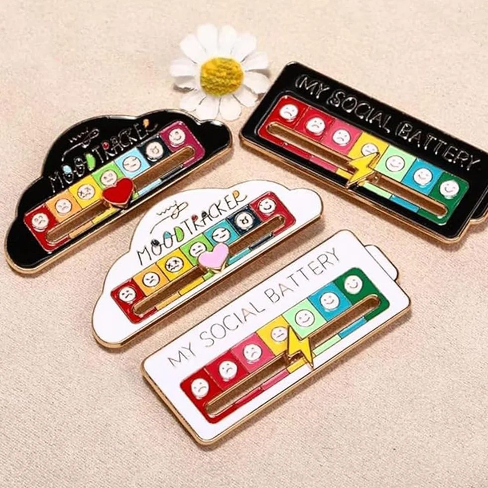 4 Pines Broches de Batería Social Ajustables - Broches de Humor con Diseño de Nubes para Mochila, Chaqueta o Gorra - Pins Decorativos para Hombre, Mujer y Niños - Divertido y Creativo