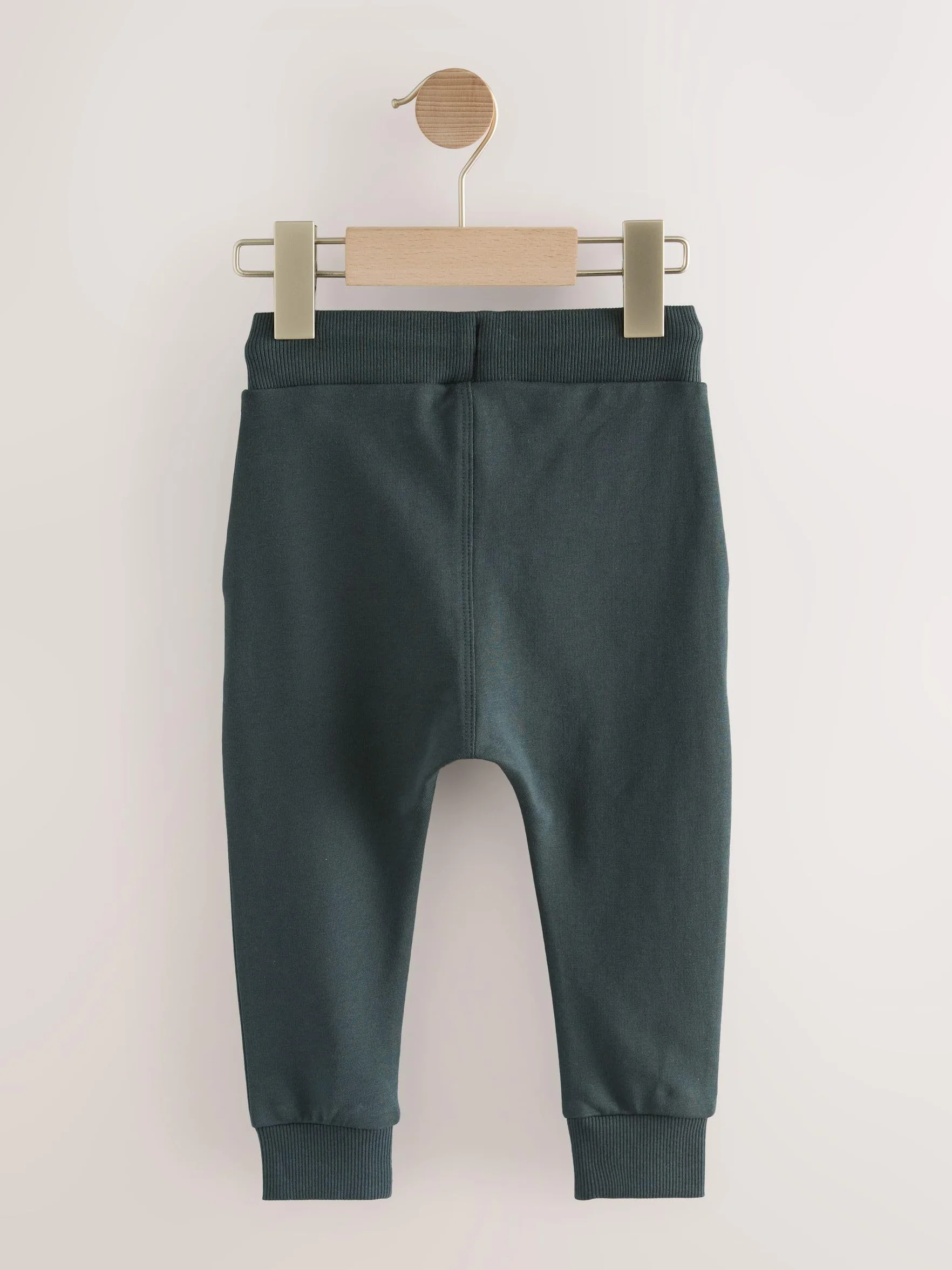 NEXT Niños Pack de Tres Pantalones de Chándal Corte Pitillo