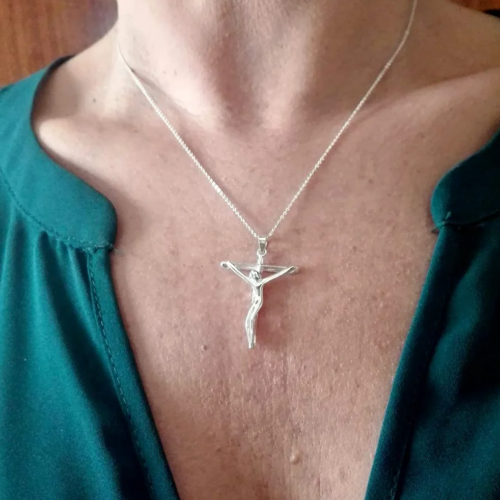 Collar Cruz con Cristo Brillante en Plata de Ley 925, con Estuche y Cadena | Colgante de 2,8x2,2 cm, joyería artesanal, regalo comunión, confirmación o cumpleaños