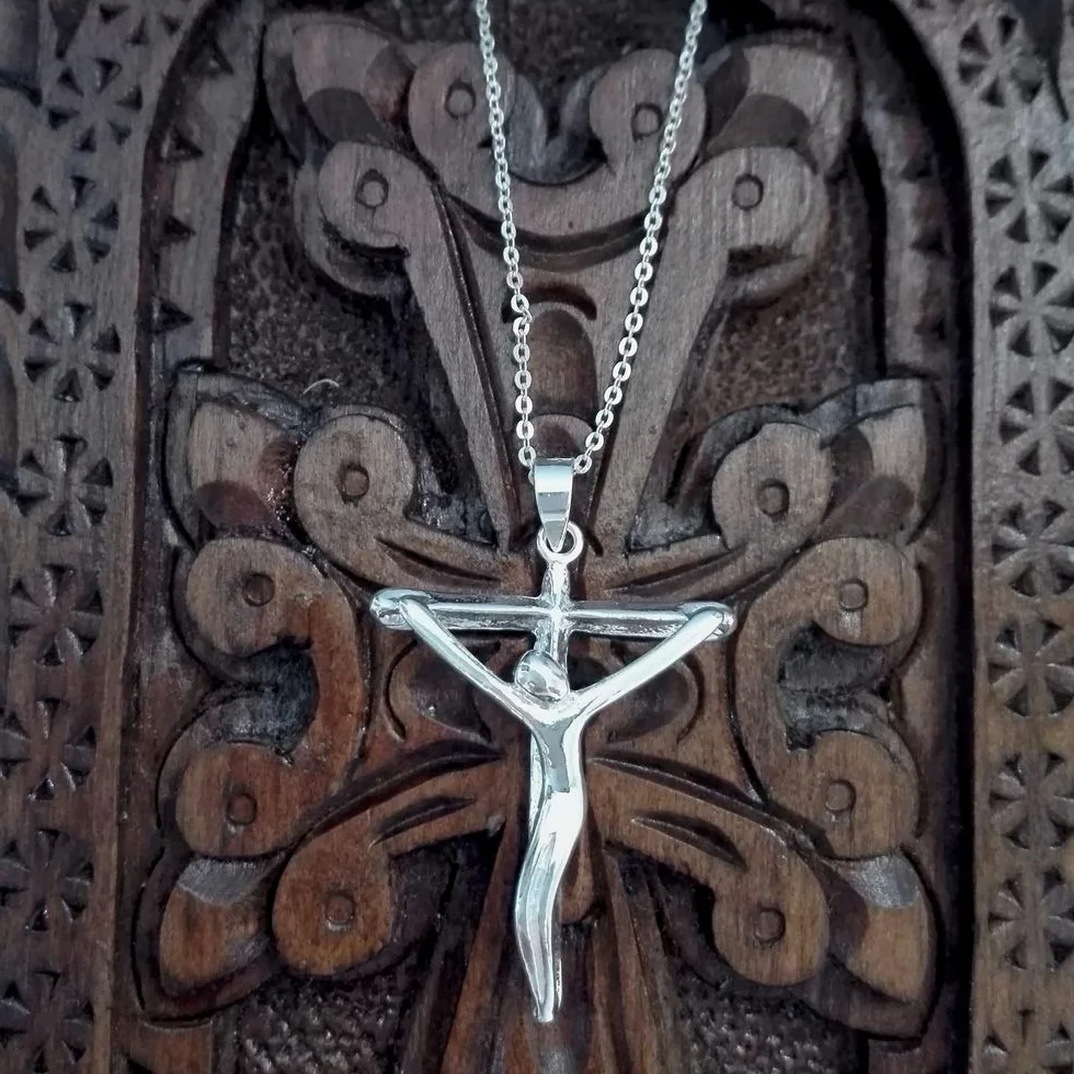 Collar Cruz con Cristo Brillante en Plata de Ley 925, con Estuche y Cadena | Colgante de 2,8x2,2 cm, joyería artesanal, regalo comunión, confirmación o cumpleaños