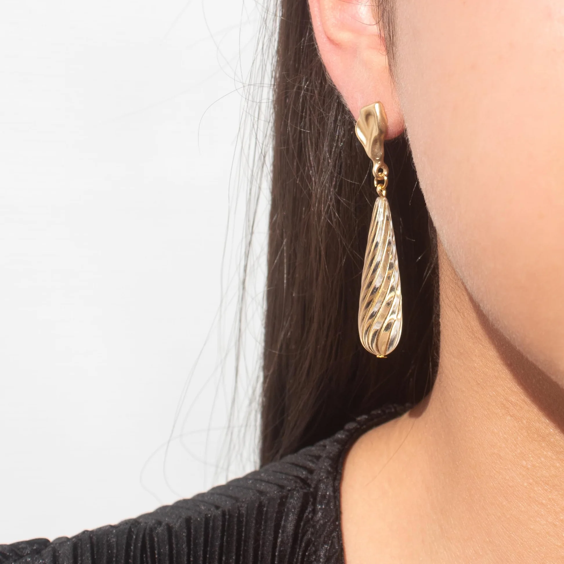 Pendientes Mujer Colgantes Largos Dorados Gota de Agua Zamak Dorado Mate y Resina Cierre de Tuerca Bohemio