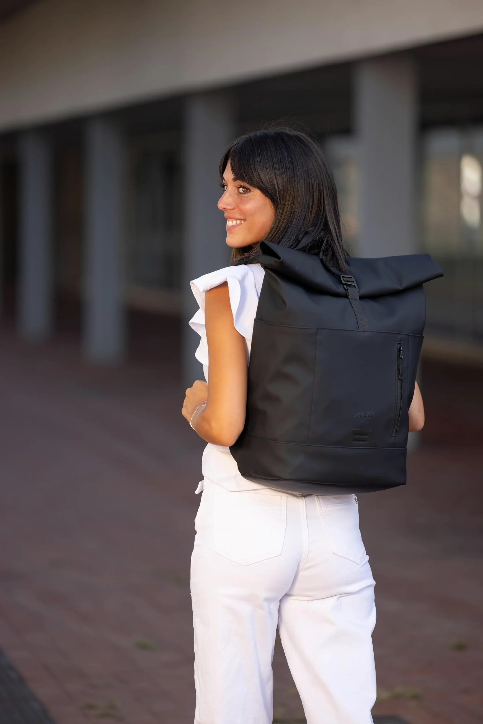Carlett Mochila Urban, Mochila Urbana Unisex con Apertura Enrollable, Tejido Impermeable, Gran Capacidad Ajustable de 22L a 32 L y Múltiples Bolsillos, Color Negro