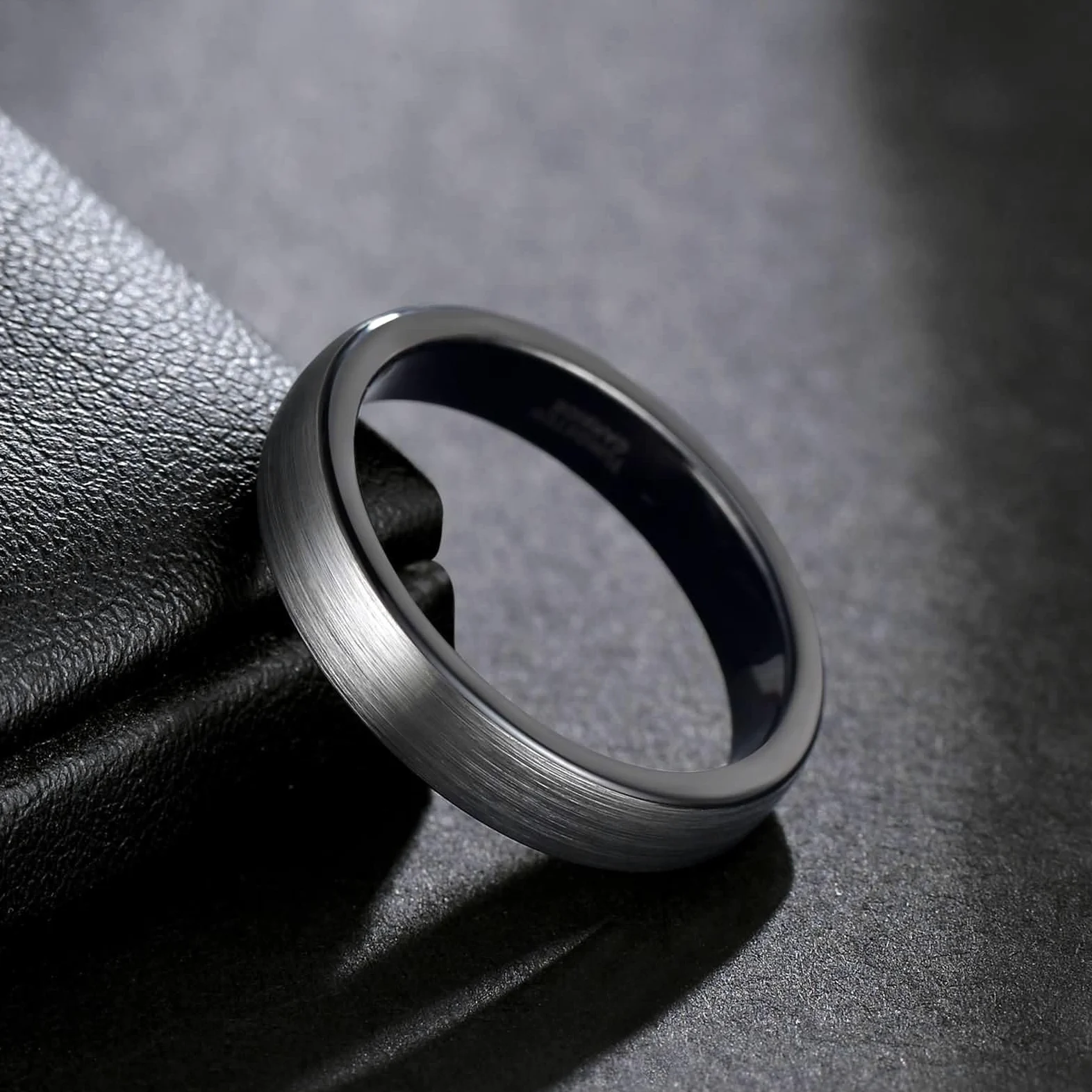 Anillos de Alianza en Tungsteno Plata Negro de Parejas Grabado | 4MM/6MM/8MM Redondo Cepillado,Diseño Atemporal,Ligero para Uso Diario,Resistente a Rayones,Ajuste Cómodo