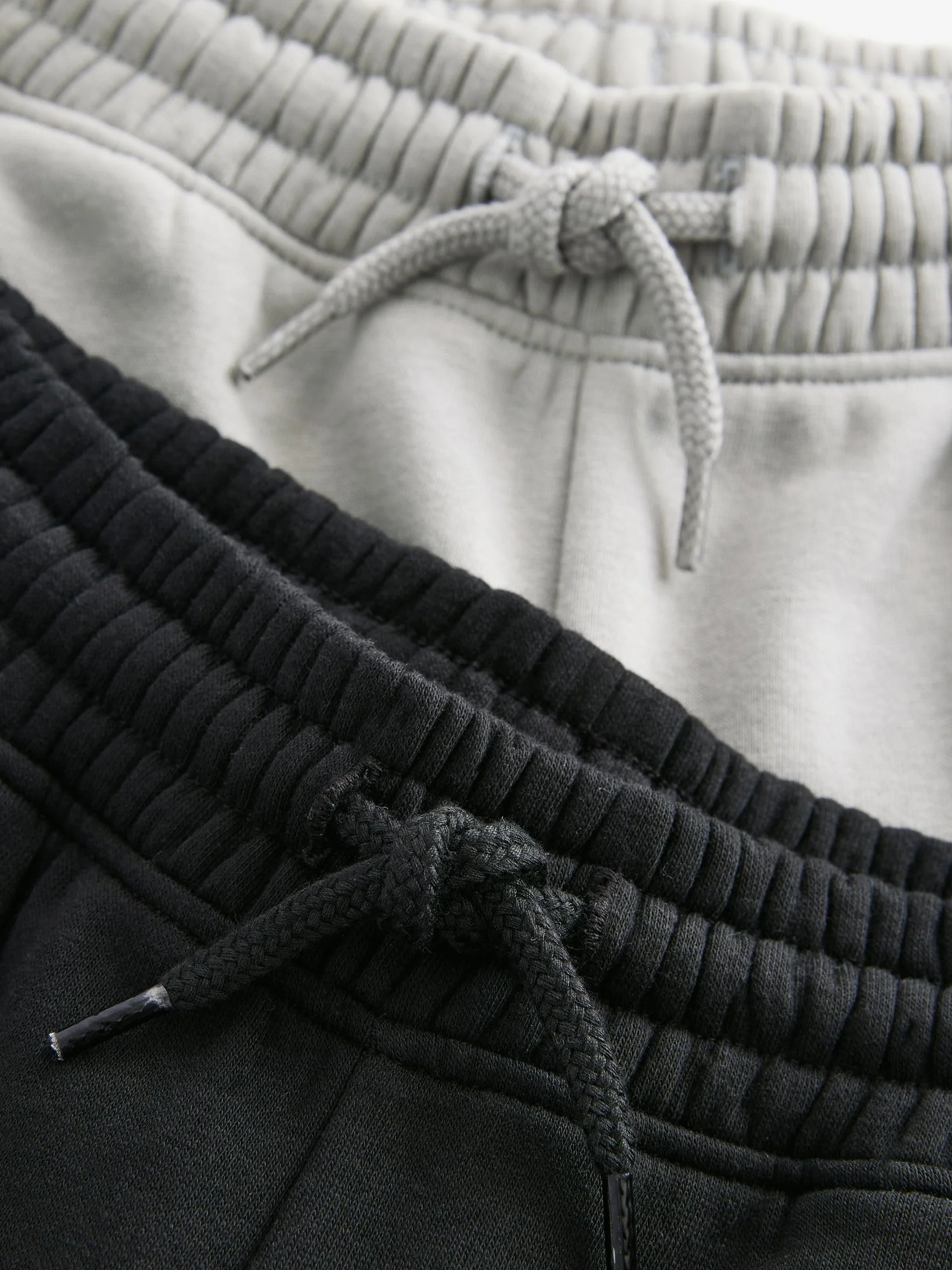 NEXT Niños Pantalones de chándal Cargo Corte Slim Pack de 2