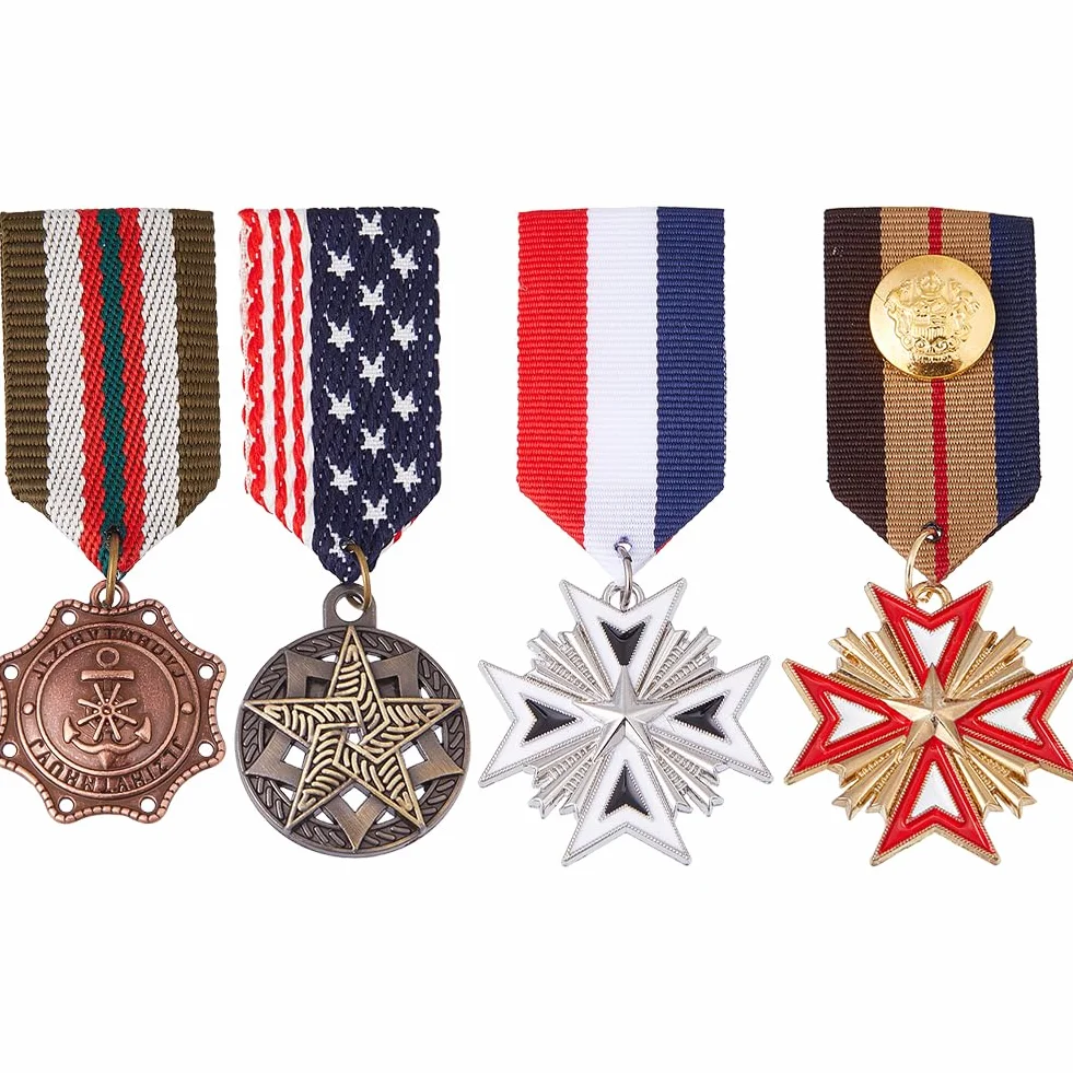 SUPERFINDINGS 4 piezas insignias militares retro estilo británico preppy colgante vintage medallas