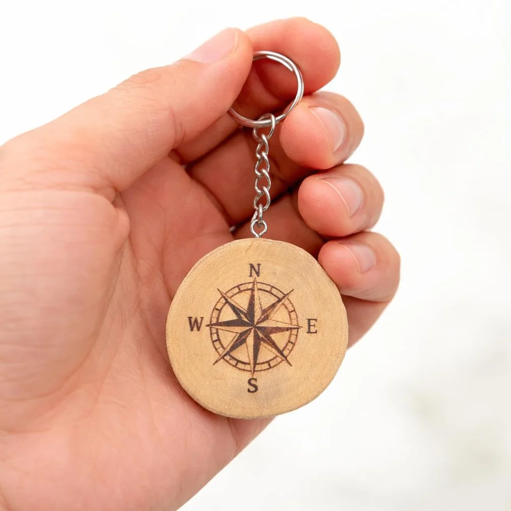 Promotech Llavero de madera con brújula grabado láser regalo viaje orientación aventura