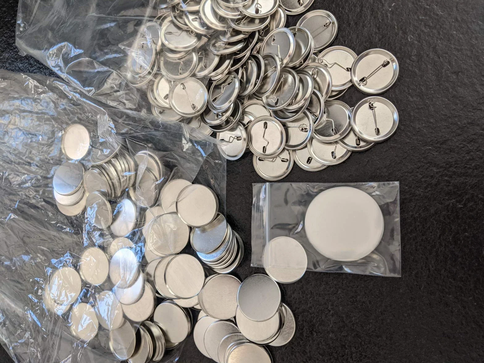 100 Consumibles Chapas para Hacer con Alfiler 38 mm y Plástico Protector para Máquinas B150 F300 B500 B700