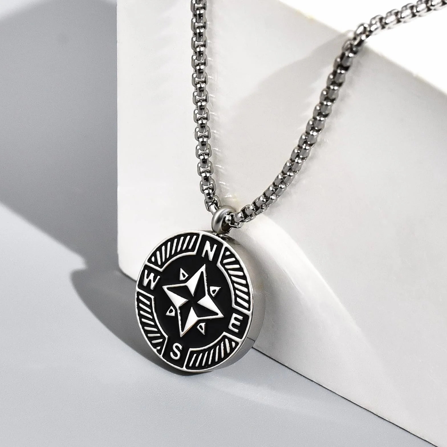 YELUWA Collar de acero inoxidable forjado con brújula para hombre, negro y plata