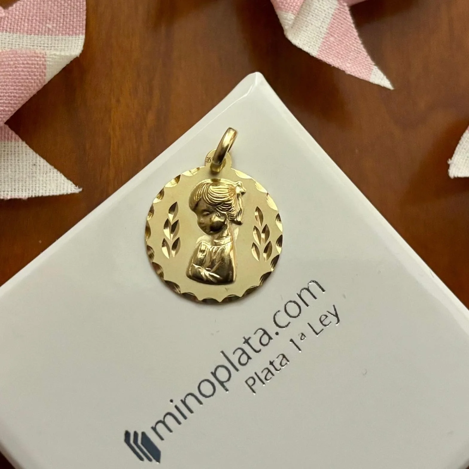 Medalla Virgen Niña Plata ley chapada oro matizada Primera Comunión