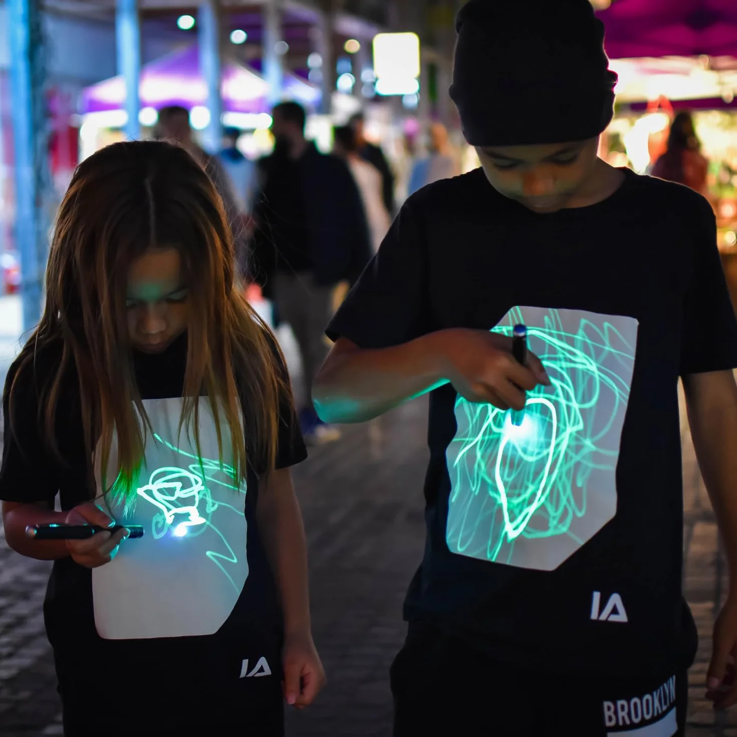 Camiseta con luz interactiva que brilla en la oscuridad